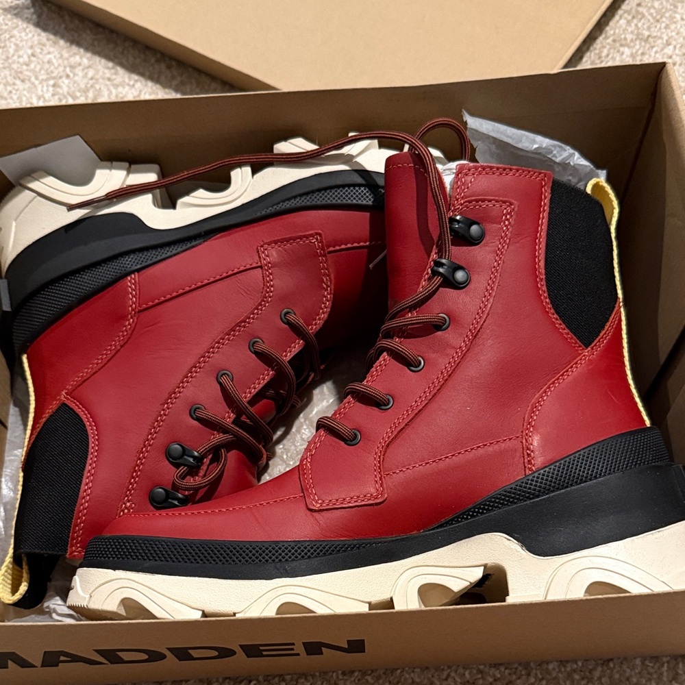 NIB New In Box Sorel Red and Black Chunky Boots